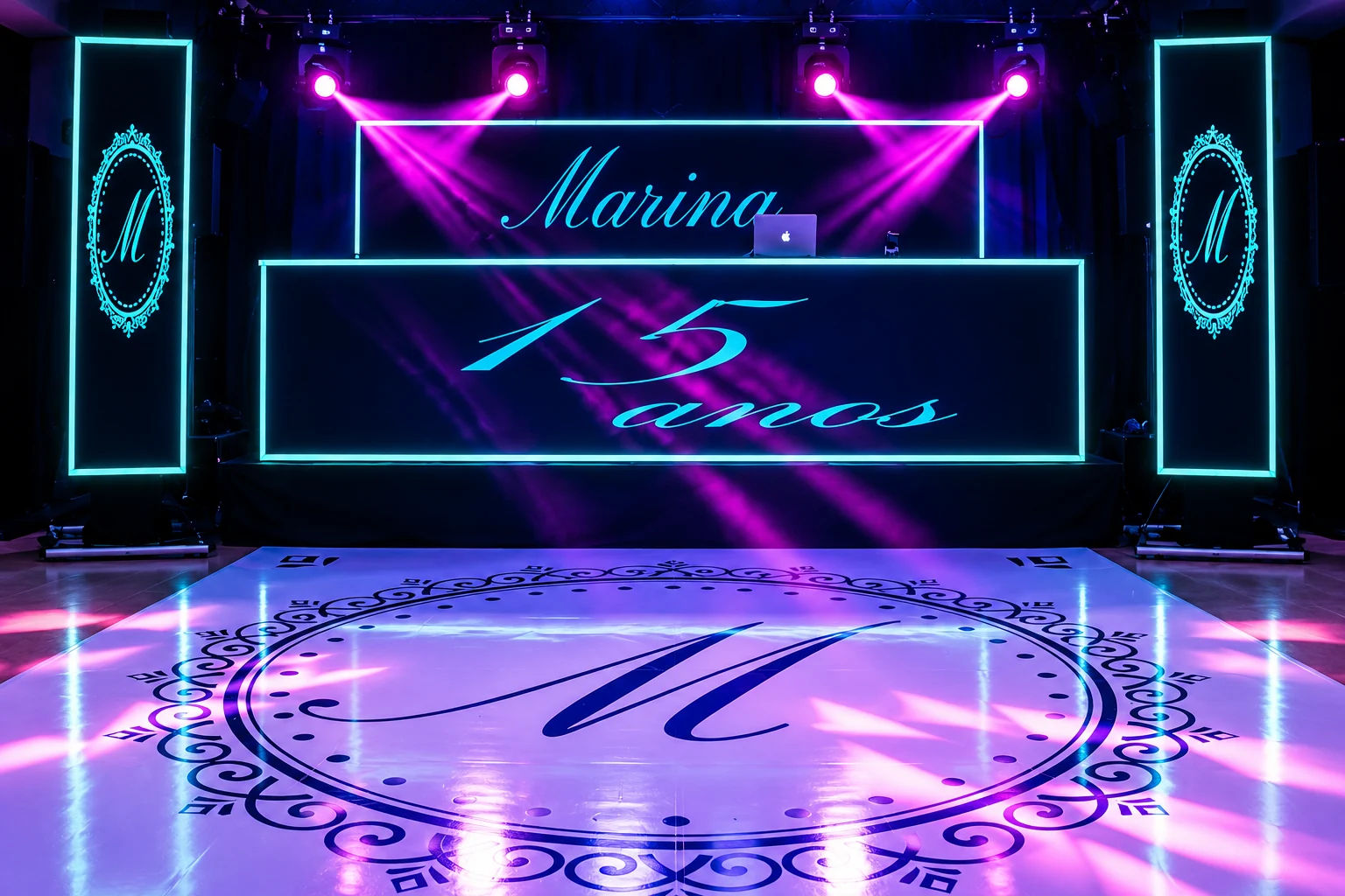 Montagem personalizada Marina, de 15 anos, com painéis iluminados e pista com monograma.